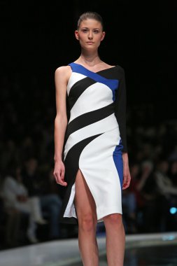 Zagreb, Hırvatistan 'fashion.hr' gösteri boris banovic tarafından tasarlanan kıyafetleri moda model.