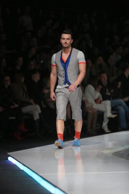 Zagreb, Hırvatistan 'fashion.hr' gösteri boris banovic tarafından tasarlanan kıyafetleri moda model.