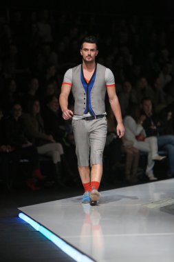 Zagreb, Hırvatistan 'fashion.hr' gösteri boris banovic tarafından tasarlanan kıyafetleri moda model.
