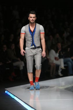 Zagreb, Hırvatistan 'fashion.hr' gösteri boris banovic tarafından tasarlanan kıyafetleri moda model.