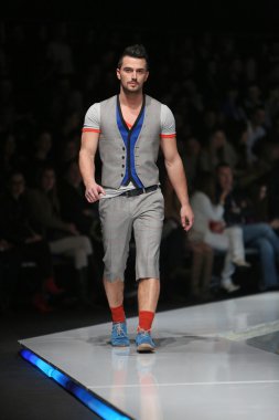 Zagreb, Hırvatistan 'fashion.hr' gösteri boris banovic tarafından tasarlanan kıyafetleri moda model.