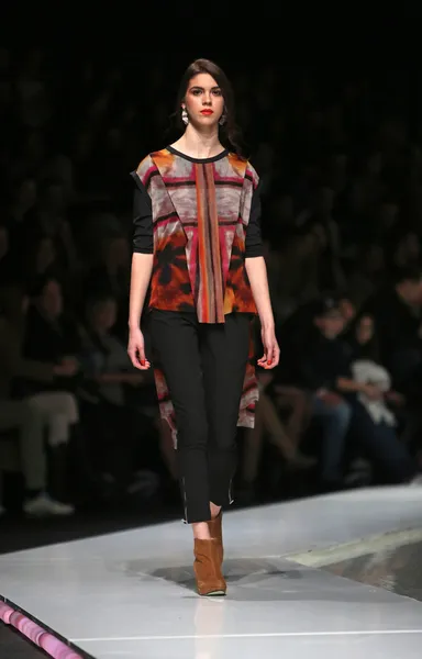 Fashion model dragen kleding ontworpen door ana maria ricov op de 'fashion.hr' Toon in zagreb, Kroatië. — Stockfoto