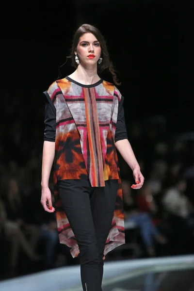 Fashion model dragen kleding ontworpen door ana maria ricov op de 'fashion.hr' Toon in zagreb, Kroatië. — Stockfoto