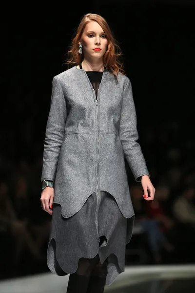 Modelo de moda vestindo roupas desenhadas por Ana Maria Ricov no show 'Fashion.hr' em Zagreb, Croácia . — Fotografia de Stock