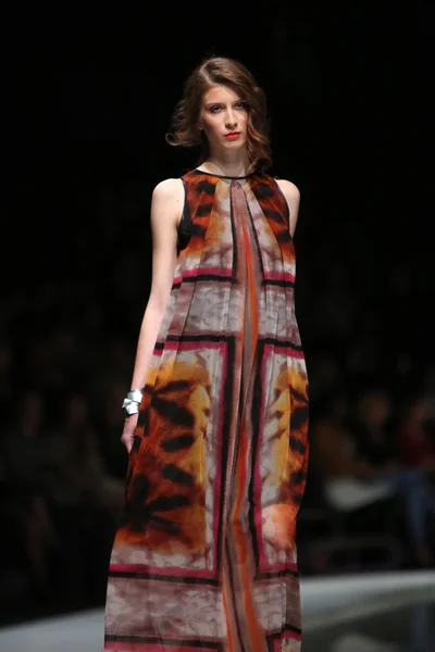 Мода моделі носити одяг розроблена з Ана Марія ricov на 'fashion.hr' Показати у Загребі, Хорватія. — стокове фото
