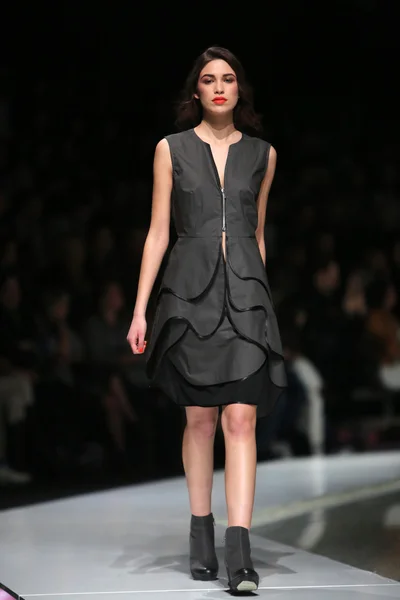 Divat modell visel ruhát tervezett ana maria ricov a "fashion.hr" megjelenítése Zágráb, Horvátország. — Stock Fotó