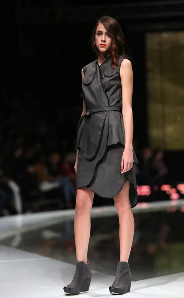 Divat modell visel ruhát tervezett ana maria ricov a "fashion.hr" megjelenítése Zágráb, Horvátország. — Stock Fotó