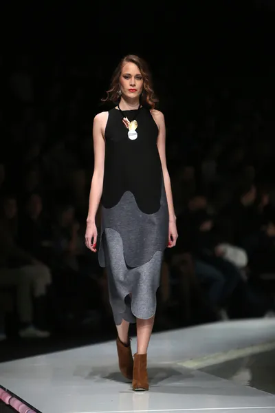 패션 모델 옷 입고 애 나 마리아 ricov 'fashion.hr'에 자그레브, croatia에 있는 표시에 의해 설계 된. — 스톡 사진