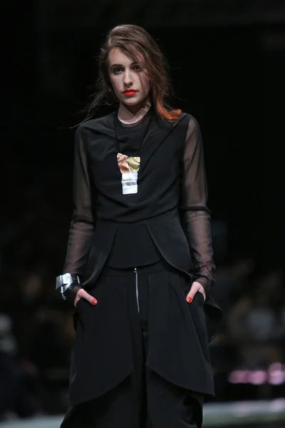 ザグレブ、クロアチアの表示 'fashion.hr' にマリア ricov アナによって設計された服を着てモデルのファッションします。. — ストック写真