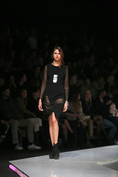 ज़ाग्रेब, क्रोएशिया में 'फैशन.एचआर' शो में एना मारिया रिकोव द्वारा डिजाइन किए गए कपड़े पहने हुए फैशन मॉडल . — स्टॉक फ़ोटो, इमेज