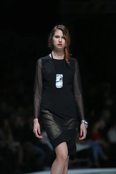 Mode modell bär kläder designade av ana maria ricov på 'fashion.hr' Visa i zagreb, Kroatien. — Stockfoto