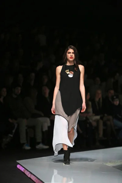 Modelo de moda vestindo roupas desenhadas por Ana Maria Ricov no show 'Fashion.hr' em Zagreb, Croácia . — Fotografia de Stock