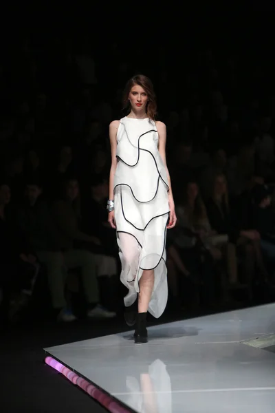 Mode modell bär kläder designade av ana maria ricov på 'fashion.hr' Visa i zagreb, Kroatien. — Stockfoto