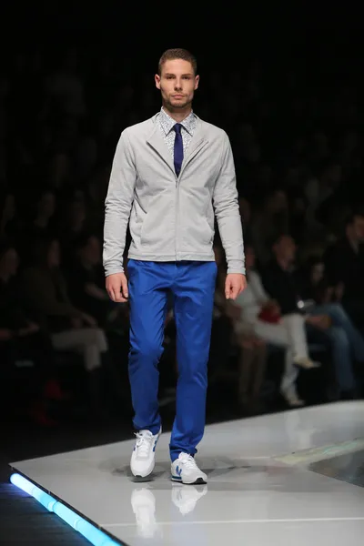 Modelo de moda vestindo roupas projetado por Boris Banovic no show 'Fashion.hr' em Zagreb, Croácia . — Fotografia de Stock