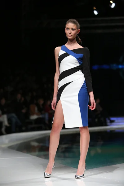 Fashion model dragen van kleding ontworpen door boris banovic op de 'fashion.hr' show in zagreb, Kroatië. — Stockfoto