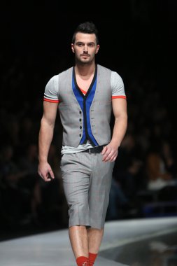 Zagreb, Hırvatistan 'fashion.hr' gösteri boris banovic tarafından tasarlanan kıyafetleri moda model.