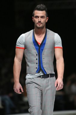 Zagreb, Hırvatistan 'fashion.hr' gösteri boris banovic tarafından tasarlanan kıyafetleri moda model.