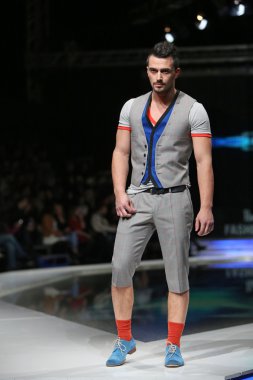 Zagreb, Hırvatistan 'fashion.hr' gösteri boris banovic tarafından tasarlanan kıyafetleri moda model.