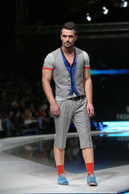 Zagreb, Hırvatistan 'fashion.hr' gösteri boris banovic tarafından tasarlanan kıyafetleri moda model.