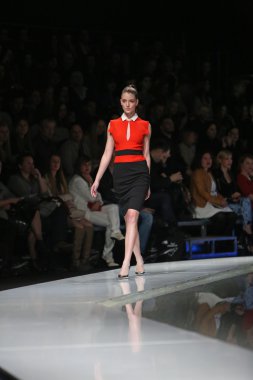 Zagreb, Hırvatistan 'fashion.hr' gösteri boris banovic tarafından tasarlanan kıyafetleri moda model.