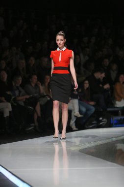 Zagreb, Hırvatistan 'fashion.hr' gösteri boris banovic tarafından tasarlanan kıyafetleri moda model.