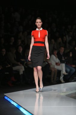 Zagreb, Hırvatistan 'fashion.hr' gösteri boris banovic tarafından tasarlanan kıyafetleri moda model.