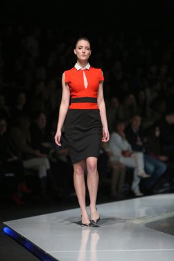 Zagreb, Hırvatistan 'fashion.hr' gösteri boris banovic tarafından tasarlanan kıyafetleri moda model.