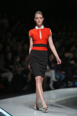 Zagreb, Hırvatistan 'fashion.hr' gösteri boris banovic tarafından tasarlanan kıyafetleri moda model.