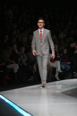 Zagreb, Hırvatistan 'fashion.hr' gösteri boris banovic tarafından tasarlanan kıyafetleri moda model.