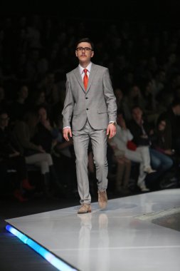 Zagreb, Hırvatistan 'fashion.hr' gösteri boris banovic tarafından tasarlanan kıyafetleri moda model.