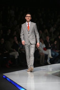 Zagreb, Hırvatistan 'fashion.hr' gösteri boris banovic tarafından tasarlanan kıyafetleri moda model.