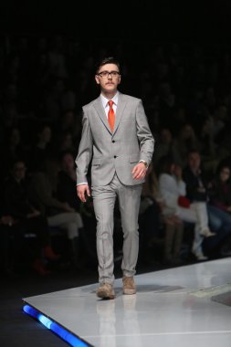 Zagreb, Hırvatistan 'fashion.hr' gösteri boris banovic tarafından tasarlanan kıyafetleri moda model.