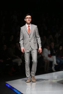 Zagreb, Hırvatistan 'fashion.hr' gösteri boris banovic tarafından tasarlanan kıyafetleri moda model.