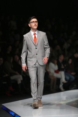 Zagreb, Hırvatistan 'fashion.hr' gösteri boris banovic tarafından tasarlanan kıyafetleri moda model.