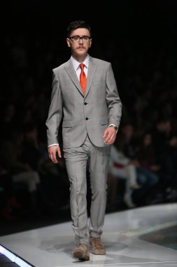 Zagreb, Hırvatistan 'fashion.hr' gösteri boris banovic tarafından tasarlanan kıyafetleri moda model.