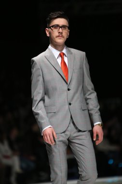 Zagreb, Hırvatistan 'fashion.hr' gösteri boris banovic tarafından tasarlanan kıyafetleri moda model.