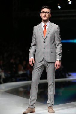 Zagreb, Hırvatistan 'fashion.hr' gösteri boris banovic tarafından tasarlanan kıyafetleri moda model.