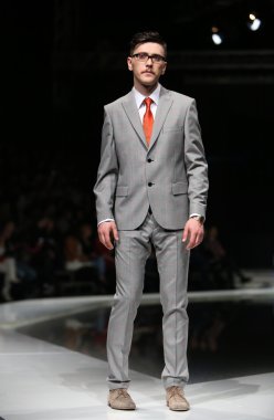 Zagreb, Hırvatistan 'fashion.hr' gösteri boris banovic tarafından tasarlanan kıyafetleri moda model.