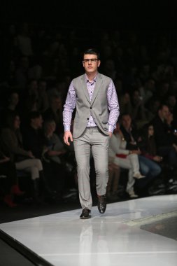 Zagreb, Hırvatistan 'fashion.hr' gösteri boris banovic tarafından tasarlanan kıyafetleri moda model.