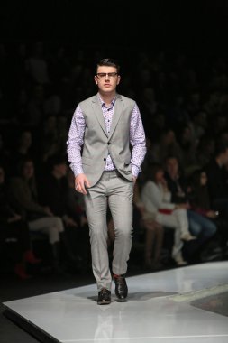 Zagreb, Hırvatistan 'fashion.hr' gösteri boris banovic tarafından tasarlanan kıyafetleri moda model.