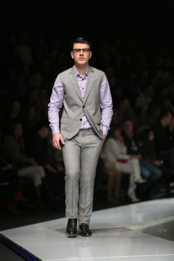 Zagreb, Hırvatistan 'fashion.hr' gösteri boris banovic tarafından tasarlanan kıyafetleri moda model.