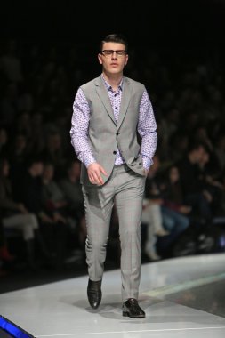 Zagreb, Hırvatistan 'fashion.hr' gösteri boris banovic tarafından tasarlanan kıyafetleri moda model.