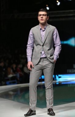 Zagreb, Hırvatistan 'fashion.hr' gösteri boris banovic tarafından tasarlanan kıyafetleri moda model.