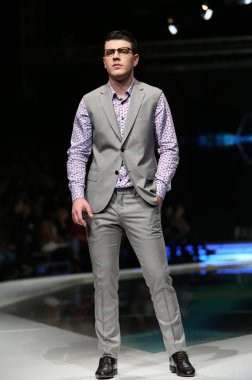 Zagreb, Hırvatistan 'fashion.hr' gösteri boris banovic tarafından tasarlanan kıyafetleri moda model.