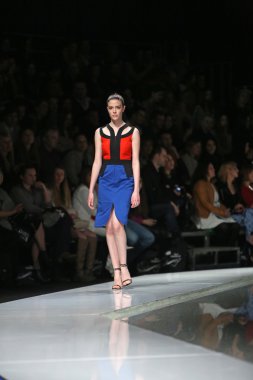 Zagreb, Hırvatistan 'fashion.hr' gösteri boris banovic tarafından tasarlanan kıyafetleri moda model.