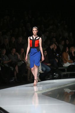 Zagreb, Hırvatistan 'fashion.hr' gösteri boris banovic tarafından tasarlanan kıyafetleri moda model.