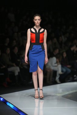 Zagreb, Hırvatistan 'fashion.hr' gösteri boris banovic tarafından tasarlanan kıyafetleri moda model.