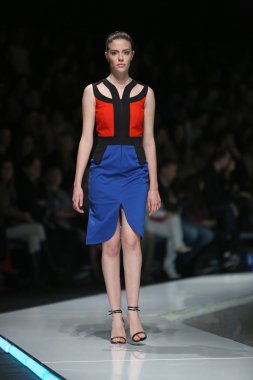Zagreb, Hırvatistan 'fashion.hr' gösteri boris banovic tarafından tasarlanan kıyafetleri moda model.