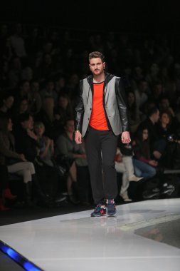 Zagreb, Hırvatistan 'fashion.hr' gösteri boris banovic tarafından tasarlanan kıyafetleri moda model.