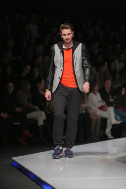 Zagreb, Hırvatistan 'fashion.hr' gösteri boris banovic tarafından tasarlanan kıyafetleri moda model.